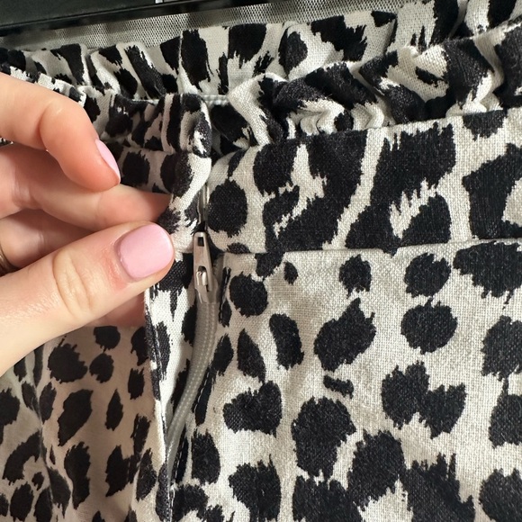 J. Crew Factory Shorts Sz 8 Womens Linen Blend Ruffle Black White Leopard Print - Picture 3 of 5